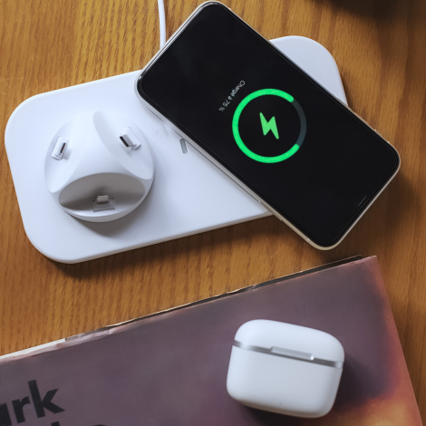 Smartphone posé sur la zone de charge sans fil.