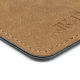 Simili-cuir marron, surpiqûres et personnalisation. Simili-cuir marron, surpiqûres et personnalisation.
