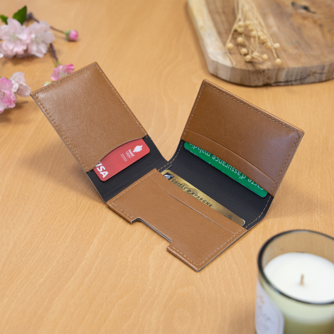 Porte-cartes ouvert avec ses compartiments garnis.
