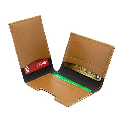 Porte-cartes marron ouvert avec plusieurs cartes.