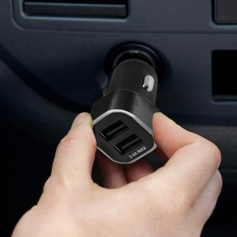 Chargeur inséré dans une prise 12 V.
