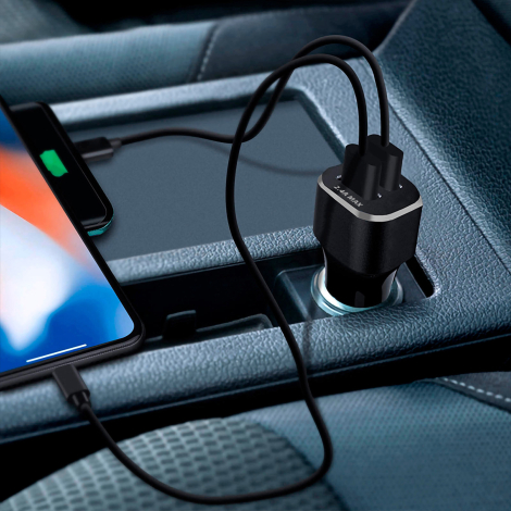 Chargeur alimentant deux appareils dans un véhicule.