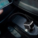 Chargeur voiture avec un câble USB connecté. Chargeur voiture avec un câble USB connecté.