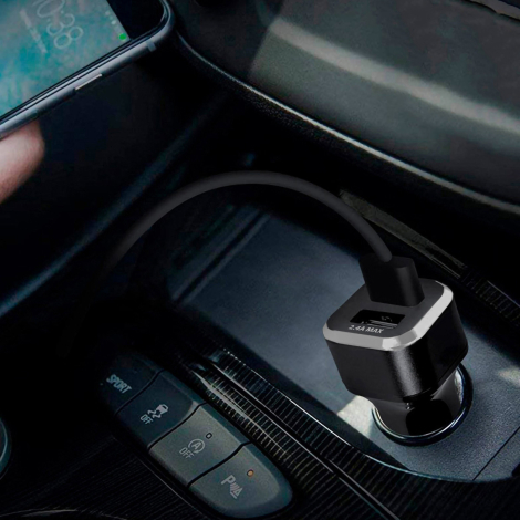 Chargeur voiture avec un câble USB connecté.