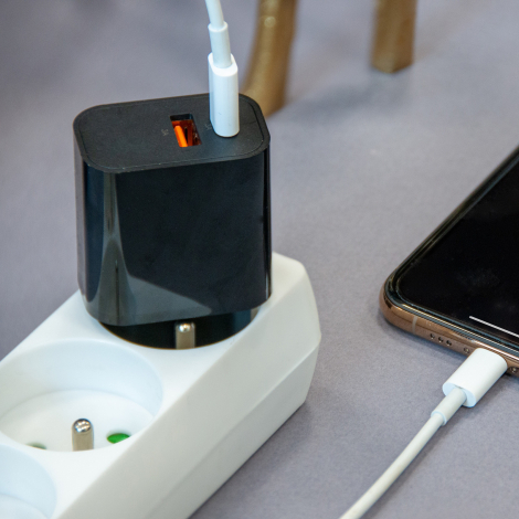 Chargeur branché avec deux câbles.