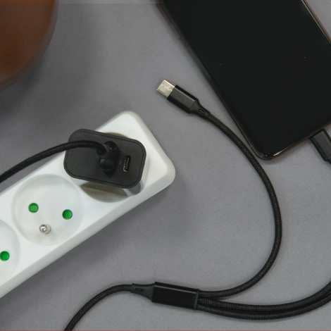 Chargeur sur multiprise à proximité d’un smartphone