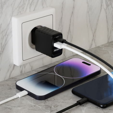 Chargeur alimentant deux appareils simultanément.