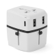 Adaptateur blanc avec prise universelle et ports USB. Adaptateur blanc avec prise universelle et ports USB.