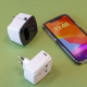 Adaptateur et module placés près d’un smartphone. Adaptateur et module placés près d’un smartphone.