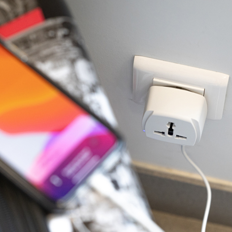 Adaptateur branché avec un câble connecté.