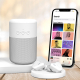 Enceinte et écouteurs près d’un smartphone. Enceinte et écouteurs près d’un smartphone.
