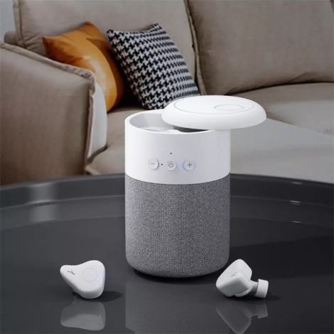Enceinte et écouteurs présentés en intérieur.