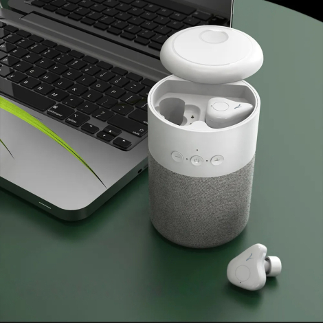 Combo audio posé près d’un ordinateur portable.