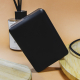 Batterie externe noire avec grande face lisse visible. Batterie externe noire avec grande face lisse visible.