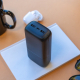 Batterie externe présentée sur un bureau.