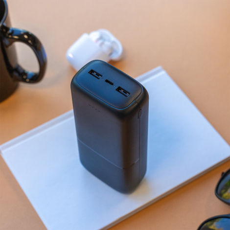 Batterie externe présentée sur un bureau.