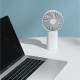 Mise en situation du ventilateur posé sur un bureau à proximité d’un ordinateur portable. Mise en situation du ventilateur posé sur un bureau à proximité d’un ordinateur portable.