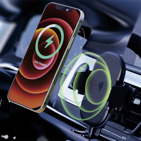 Smartphone en recharge sans fil dans le véhicule.