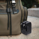 Adaptateur présenté près d’un sac.