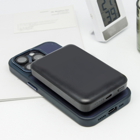 Batterie fixée au dos d’un smartphone.
