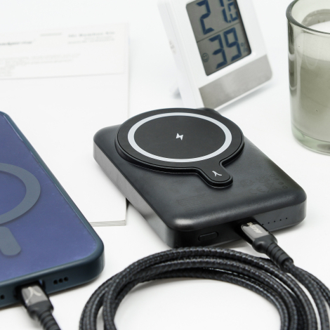 Batterie avec charge magnétique et câble USB-C.