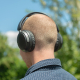 Casque porté en extérieur. Casque porté en extérieur.
