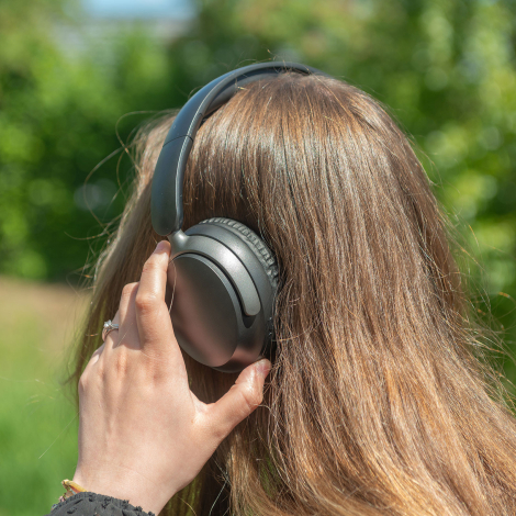 Personne portant le casque en extérieur.