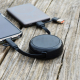Câble connecté à un smartphone et une batterie. Câble connecté à un smartphone et une batterie.