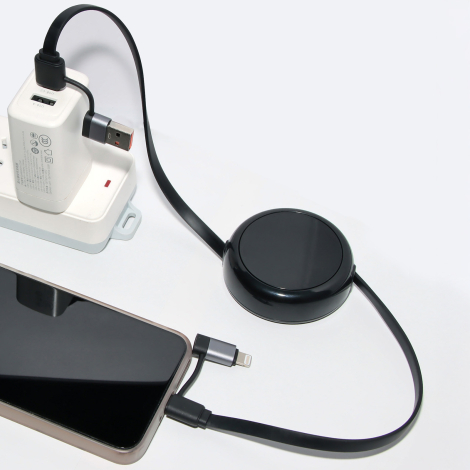 Câble reliant une alimentation à un smartphone.