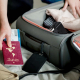 Adaptateur universel rangé dans une valise. Adaptateur universel rangé dans une valise.