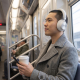 Casque porté dans les transports en commun. Casque porté dans les transports en commun.