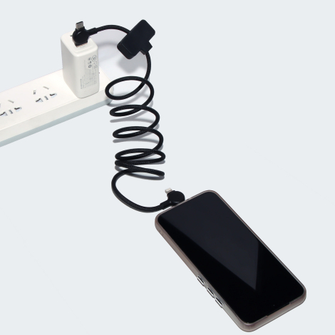 Câble connecté à une alimentation et un smartphone.