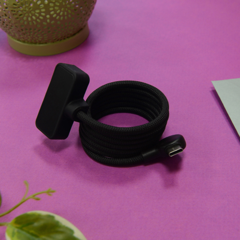 Câble magnétique enroulé avec connectique USB-C.