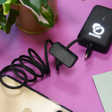 Câble présenté avec plusieurs appareils électroniques.