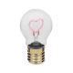 Ampoule décorative allumée sur fond blanc, avec filament en forme de cœur éclairé en rose et visible à travers le globe transpar