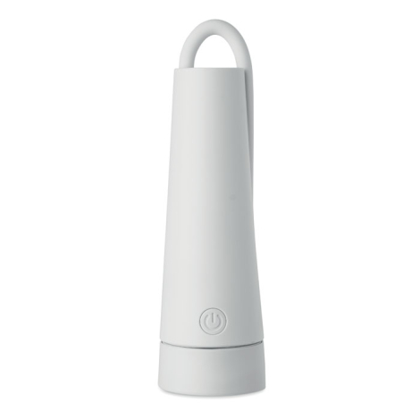 Vue de face de la lampe repliée, avec corps blanc légèrement évasé, bouton d’alimentation circulaire et poignée formée par le br