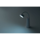 La lampe de bureau est allumée dans une ambiance sombre, son bras flexible orientant la tête lumineuse vers la surface placée de