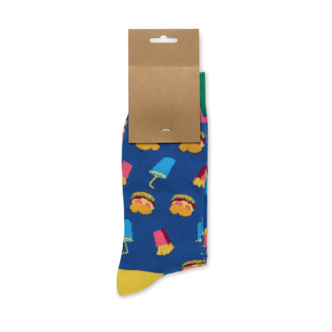 Chaussette bleue présentée suspendue à son étiquette en papier kraft, décorée de motifs colorés représentant notamment des glace