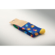 Paire de chaussettes pliée sous une étiquette en papier kraft, avec fond bleu et motifs colorés représentant notamment des glace Paire de chaussettes pliée sous une étiquette en papier kraft, avec fond bleu et motifs colorés représentant notamment des glace