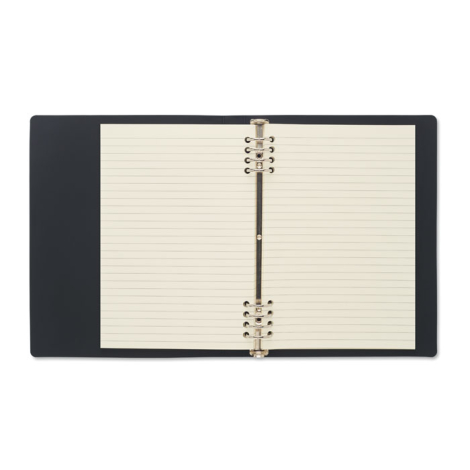 Cahier ouvert à plat sur deux pages lignées, maintenues par une reliure métallique centrale composée de plusieurs anneaux.