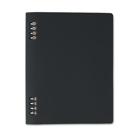 Face avant du cahier fermé, avec couverture noire unie aux angles arrondis et éléments métalliques de la reliure visibles sur le