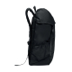 Vue de profil d’un sac à dos noir avec rabat supérieur, poche latérale en filet, bretelle rembourrée et dos renforcé en maille.