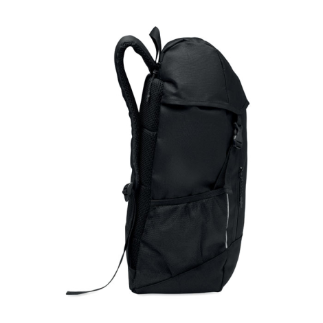 Vue de profil d’un sac à dos noir avec rabat supérieur, poche latérale en filet, bretelle rembourrée et dos renforcé en maille.