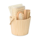 Coffret de bain présenté dans un baquet en bois avec anse en corde, contenant une brosse en bois, une brosse pour la peau, un ga