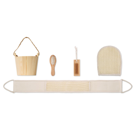 Tous les éléments du coffret sont présentés séparément : baquet en bois, petite brosse, brosse rectangulaire, gant de gommage et