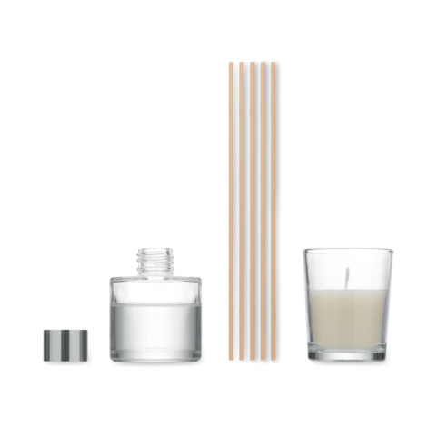 Les éléments du set sont présentés séparément : bouchon argenté, flacon transparent rempli de parfum, cinq bâtonnets en bois et 