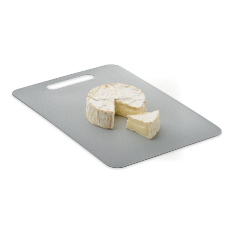 La planche en acier inoxydable est présentée en légère perspective avec un fromage entamé et une part découpée posés sur sa surf