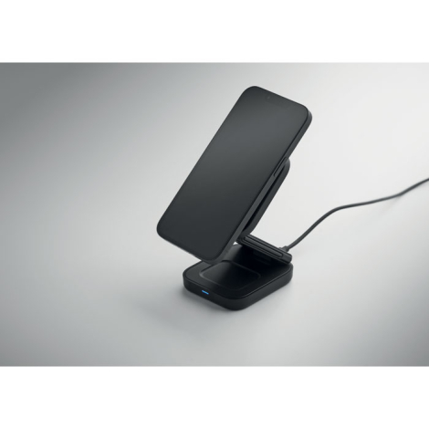 La station noire maintient un smartphone incliné sur son support supérieur, tandis qu’un témoin lumineux bleu apparaît sur la ba