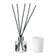 Set parfumé composé d’un diffuseur en verre transparent avec bouchon argenté et cinq bâtonnets noirs, accompagné d’une bougie bl Set parfumé composé d’un diffuseur en verre transparent avec bouchon argenté et cinq bâtonnets noirs, accompagné d’une bougie bl