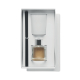Le diffuseur, la bougie et les cinq bâtonnets noirs sont rangés séparément dans un coffret cadeau blanc avec calage intérieur. Le diffuseur, la bougie et les cinq bâtonnets noirs sont rangés séparément dans un coffret cadeau blanc avec calage intérieur.